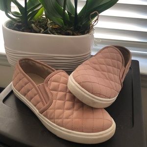 Steve Madden eccentric slip on